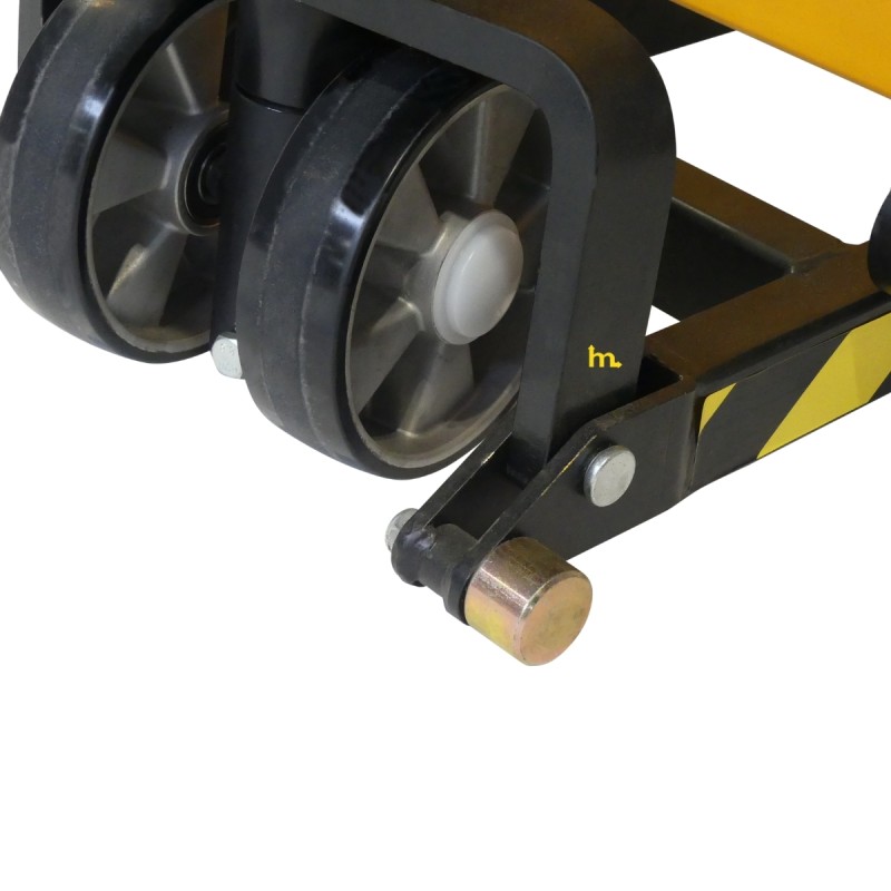 Vista de las ruedas de la transpaleta manual pesadora elevadora monocilíndrica 1500 kg